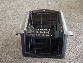 Plastic pet carrier