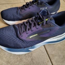 Mens BROOKS SHOES size 11