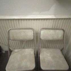 Pair of Samsonite Folding Chairs - Excellent Condition