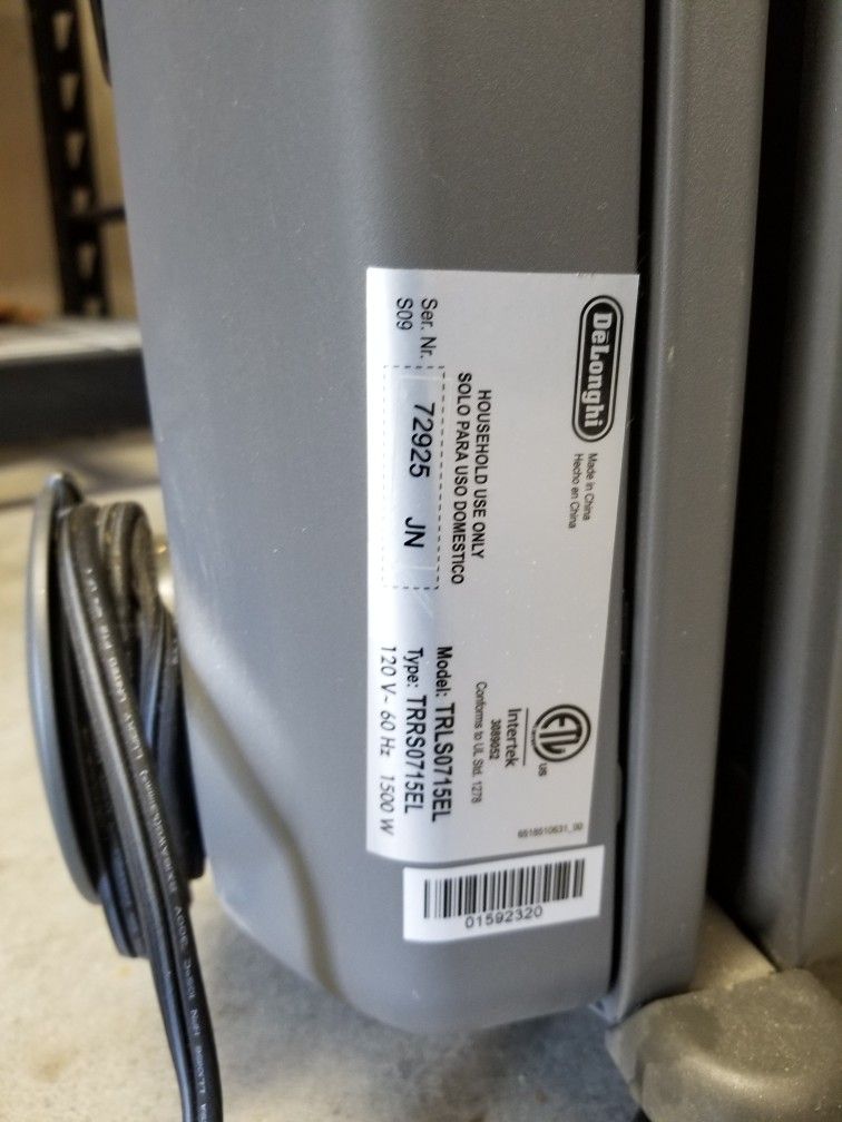 DeLonghi 1500-Watt Oil-filled Radiant Heater with Thermostat for Sale in  Marysville, WA - OfferUp