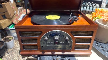 Crosley vinyl record player /cd/radio combo