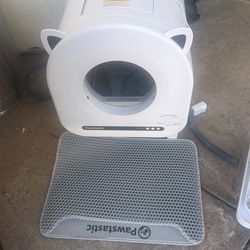 Cat self cleaning litter box