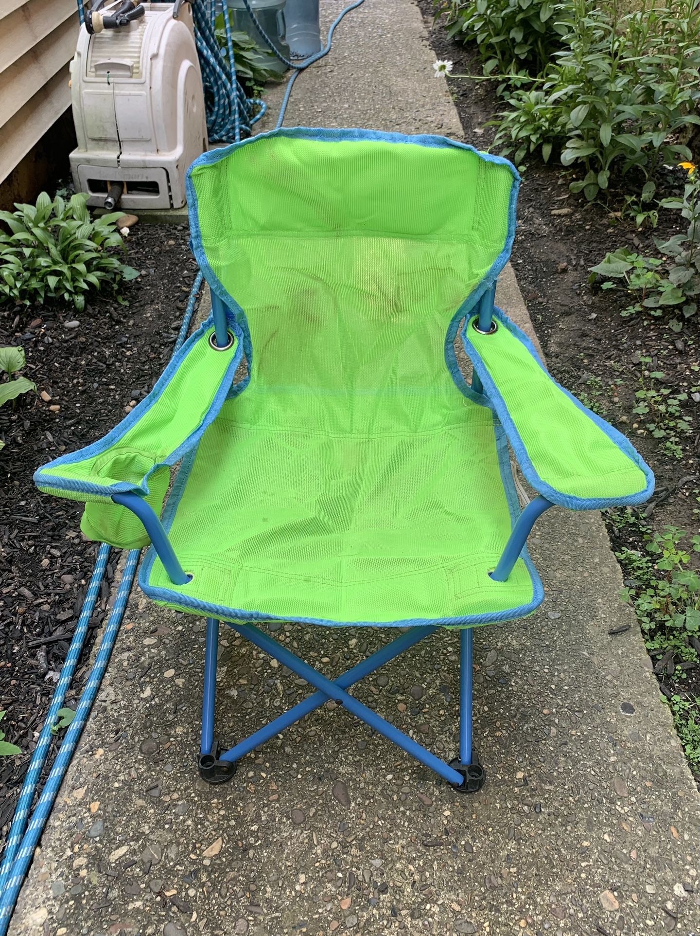 Kids little Folding Chair has cup holder on arm of chair has carrying bag