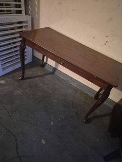Entrance table