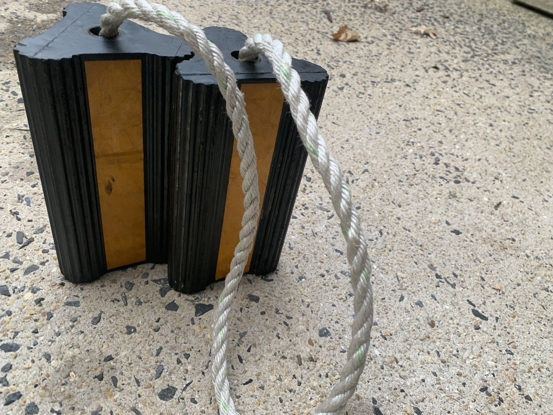 Rubber Wheel Chocks with Rope 