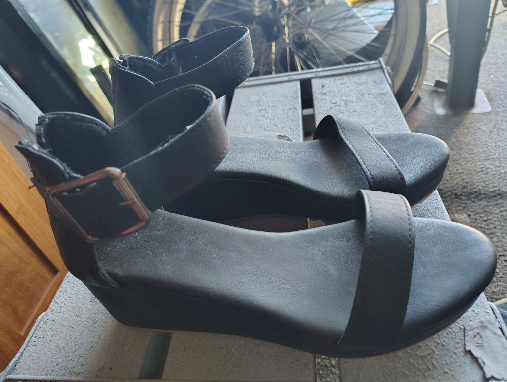 New Women's Wedge. Sandals Size 6