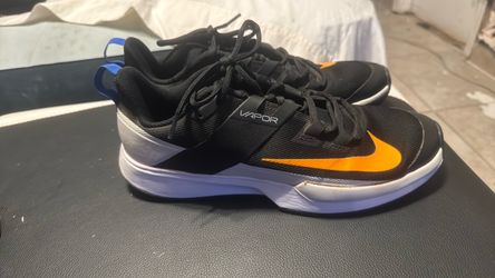 A got these Nike shoot me an offer. They’re 10 1/2.