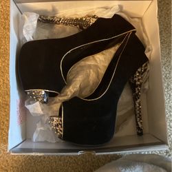 Size 8.5 Black/White/Gold Heels