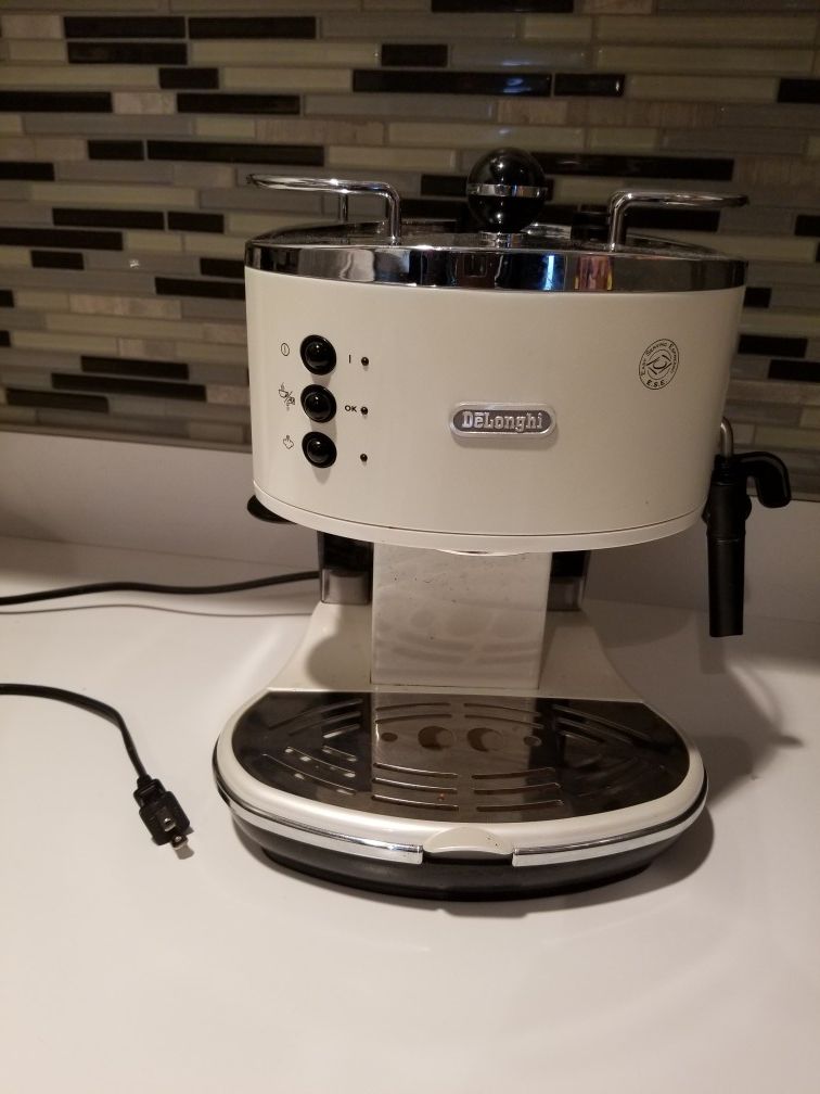 Delonghi beautiful espresso coffee makes, with steamer and sample pods