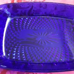 AVON CASSEROLE BAKING DISH COBALT BLUE ROYAL SAPPHIRE, MADE IN FRANCE.  13 1/2×8 1/2".  EXCELLENT CONDITION.  ABSOLUTELY STUNNING COLOR.
