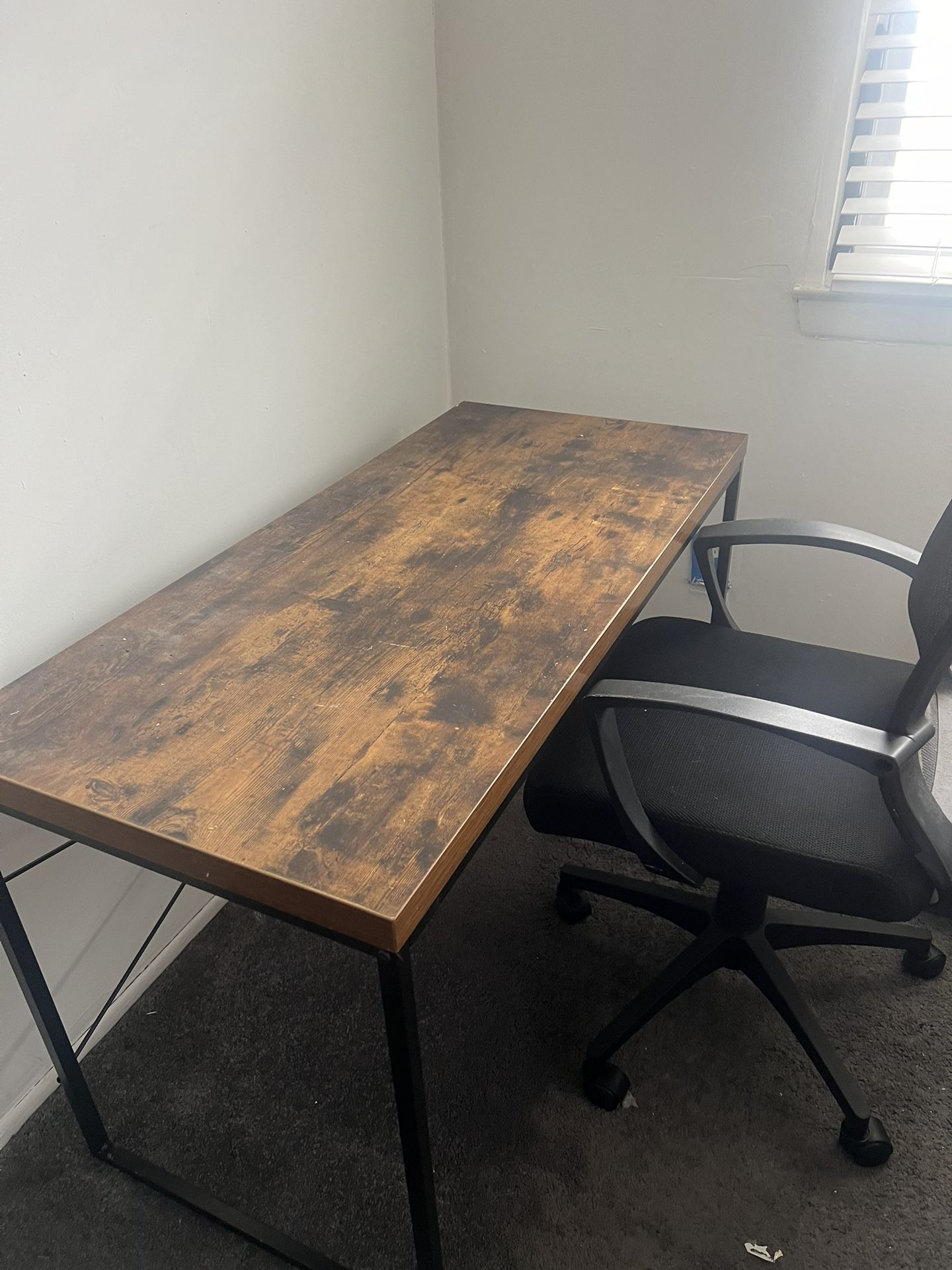 Desk And chair 