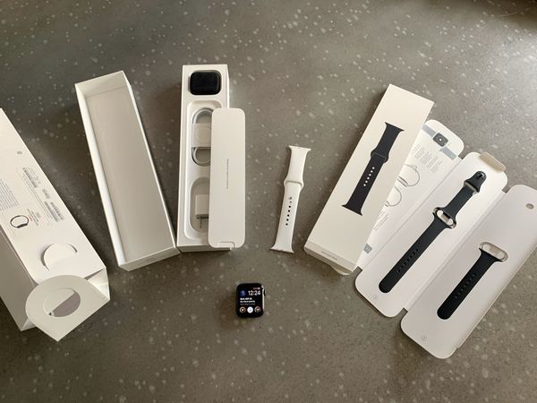 apple watch 4 in box