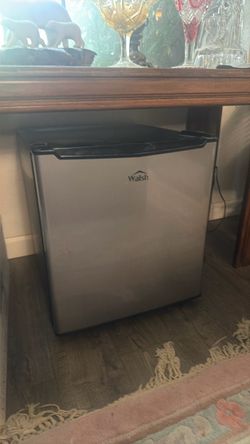 Walsh compact mini fridge