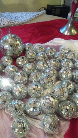 Iluminación para salon son como 80 o más creo bolas brillantes lucen muy elegante para boda o kinceañera.