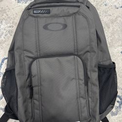 Oakley Backpack Multi Pocket Laptop Compartment Mens Book Bag. Gray.