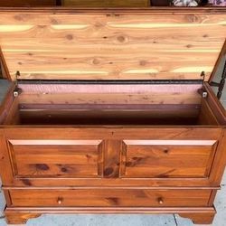 Ethan Allen Country Craftsman - Cedar Lined Hope Chest 