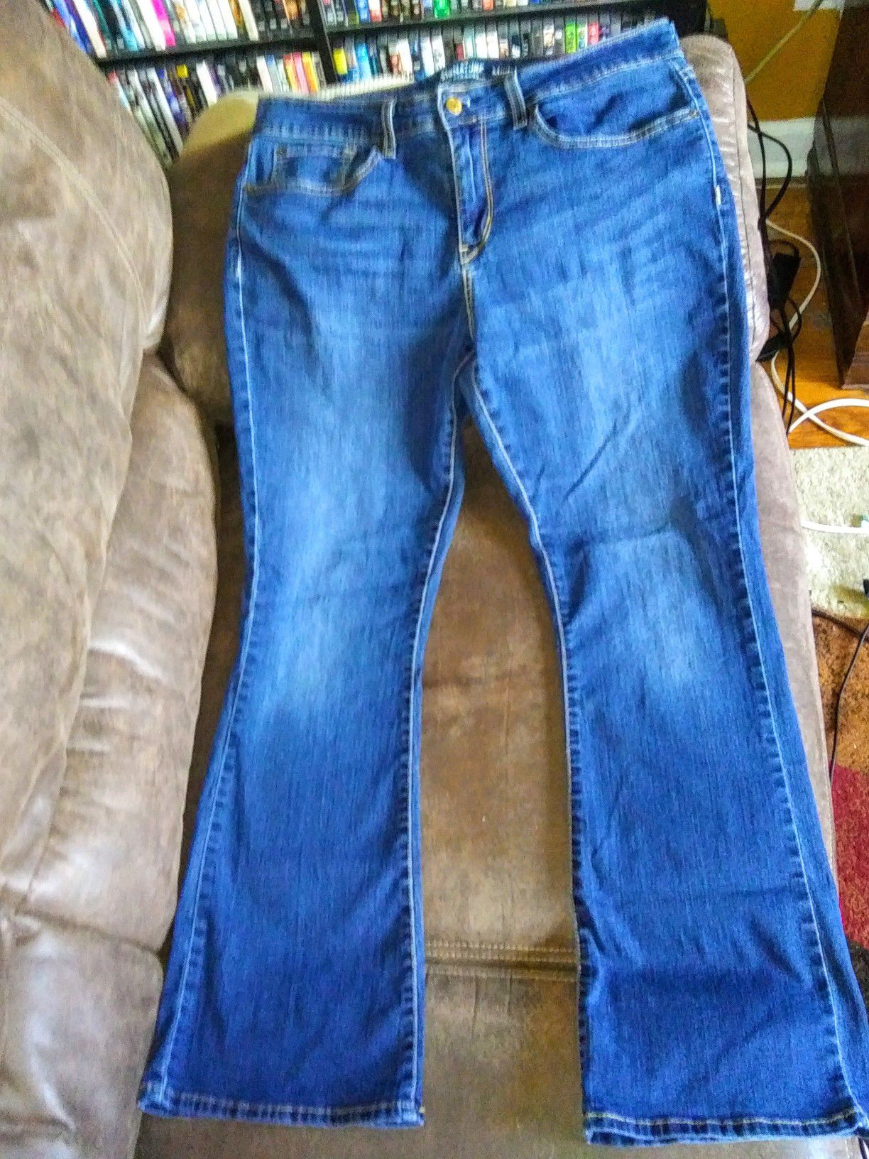 Women's Stretchy Levi's Jeans size 33 W x 30 L ($8)