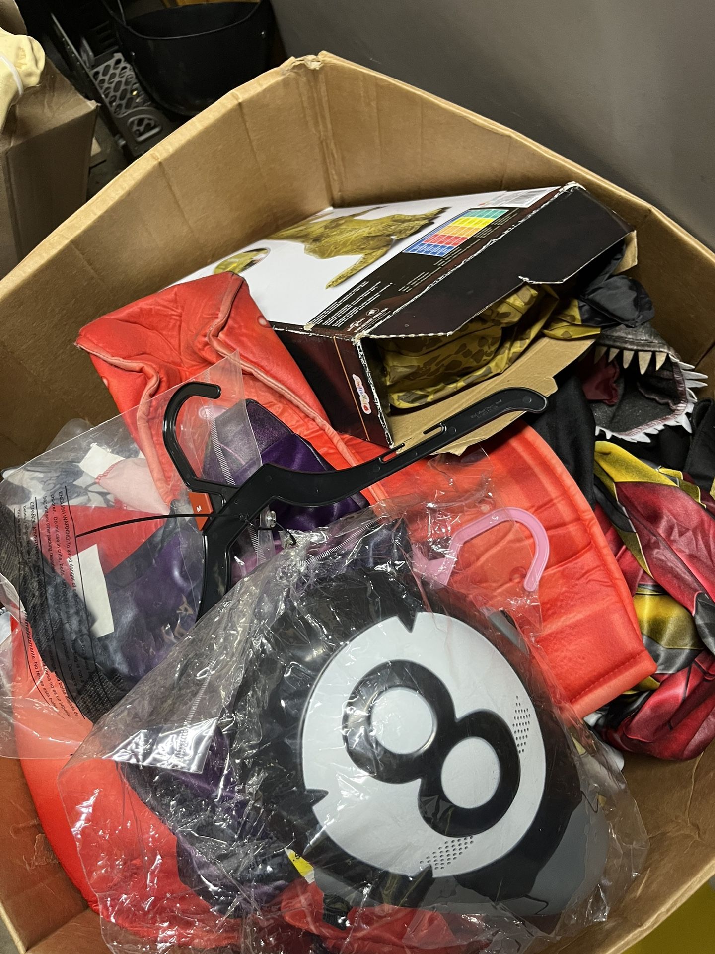 box with Halloween costumes, I don't know how many pieces there are