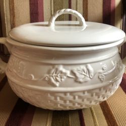 Veranda Oval Stoneware Pot w/ Lid