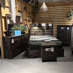 4PC (Grey) Queen Bed, Dresser, Mirror And Nightstand 