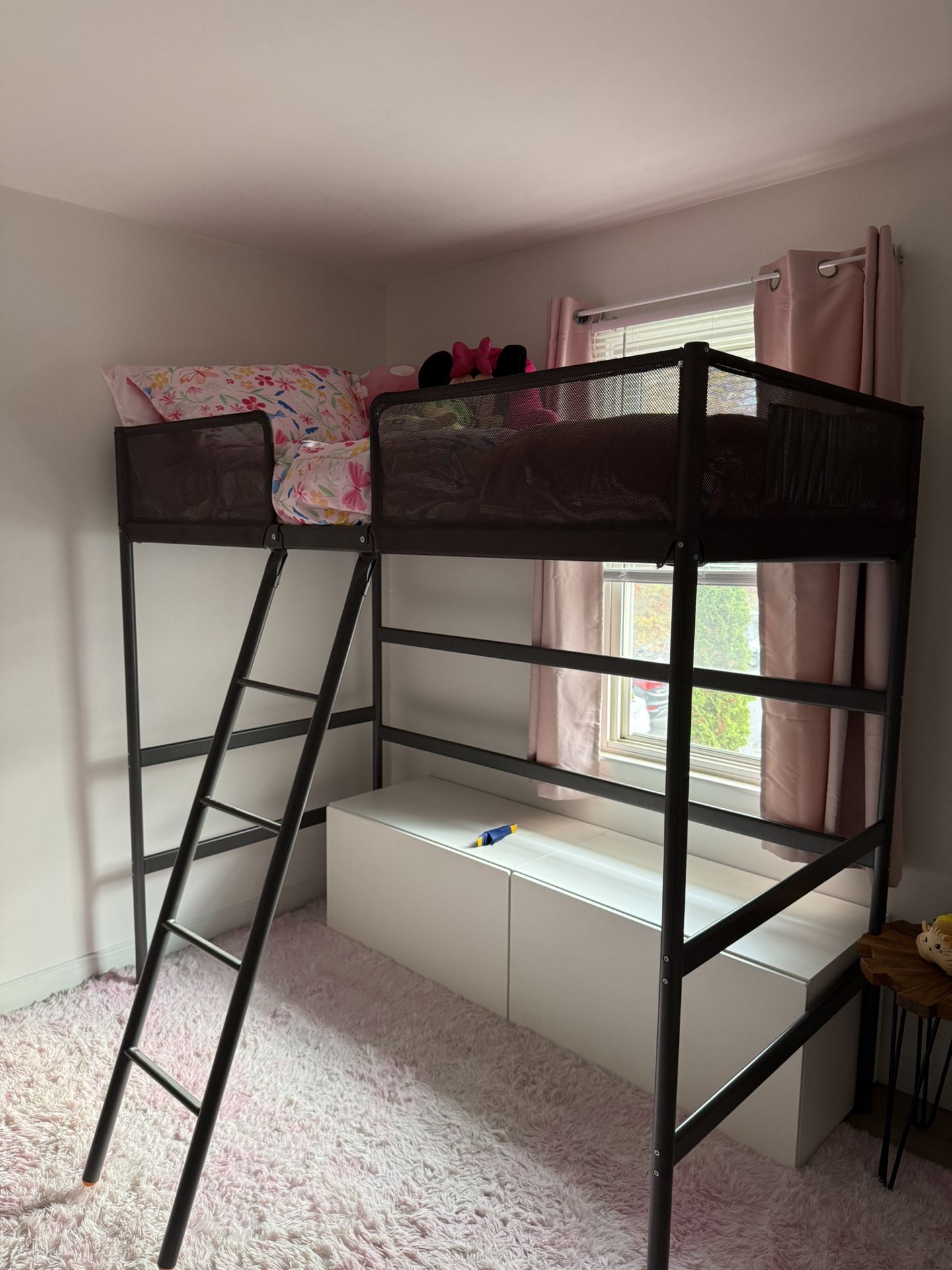 Twin Bed – Great for Kids’ Room! 🛏️✨