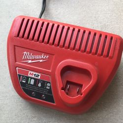 MILWAUKEE CHARGER M12