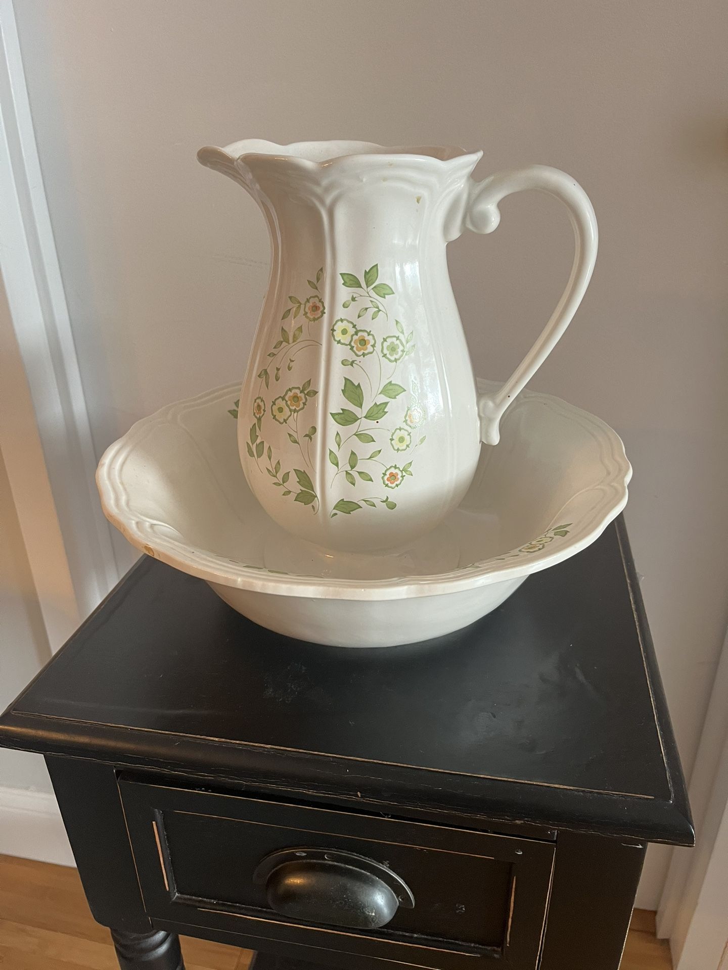 Federalist USA Pottery Pitcher and Bowl. Bowl measures aproximately 13" in diameter, Pitcher is about 10" tall. Beautiful Floral Pattern Very good con