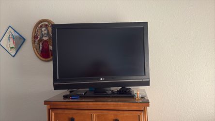 37 Inch LG TV ROKU INCLUDED!!!