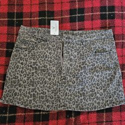 Leopard print denim mini skirt with zipper and pockets  