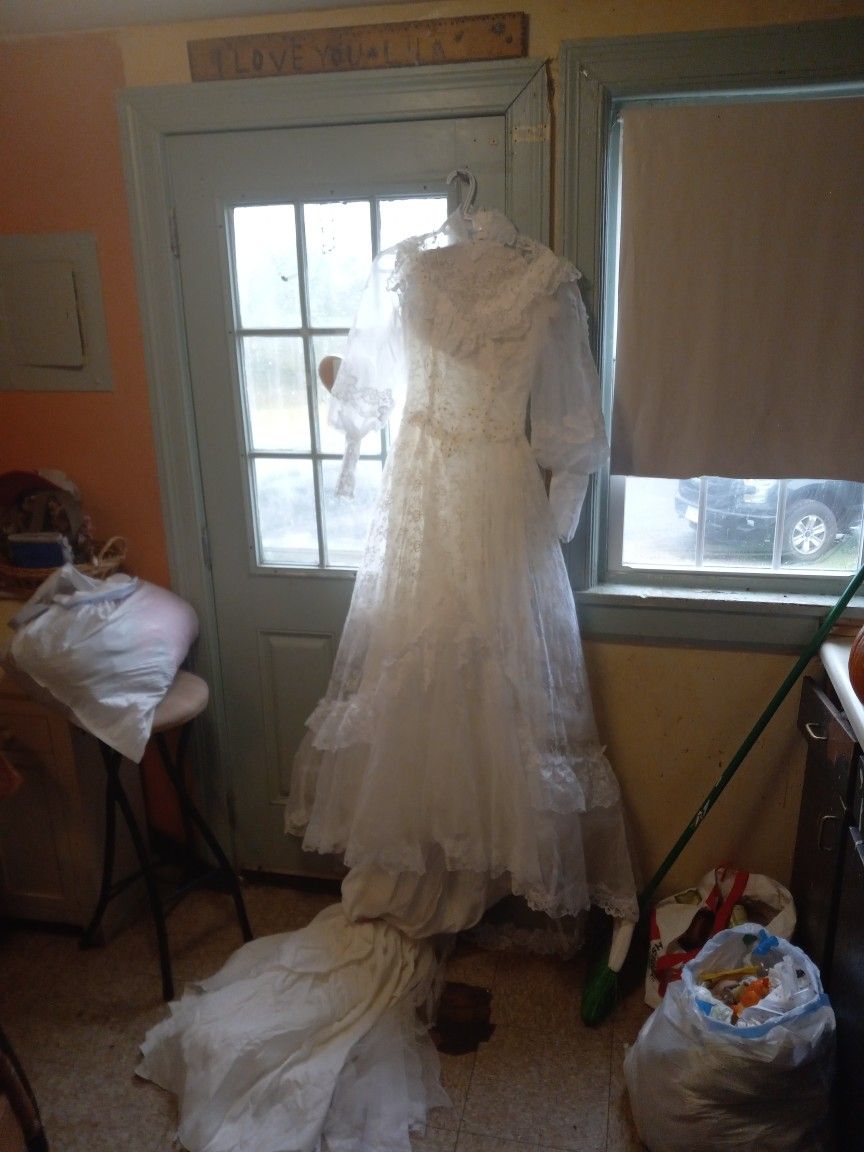 Wedding Dress Never Worn Size 8....