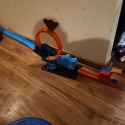 Hot Wheels City T-Rex Dinosaur Chomp-Down Set w/ Huge Loop 1:64 