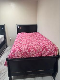 Twin Bed Frames (Set of 2) – Black Metal – Good Condition