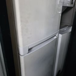 Medium Refrigerator For Studio Or Efficiency 
