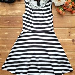 SIZE 10-12 GIRLS SLEEVELESS BLACK & WHITE STRIPE JEWEL/PEARLS NECKLINE FIT & FLARE KNIT SPECIAL OCCASION DRESS