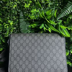 GG Emblem medium crossbody bag 