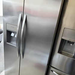 Side By Side 33” Wide Refrigerator Stainless Steel Like New