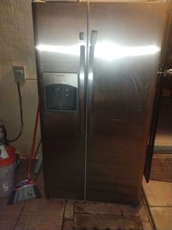 FRIDIGARE STAINLESS STEEL SIDE BY SIDE FRIDGE