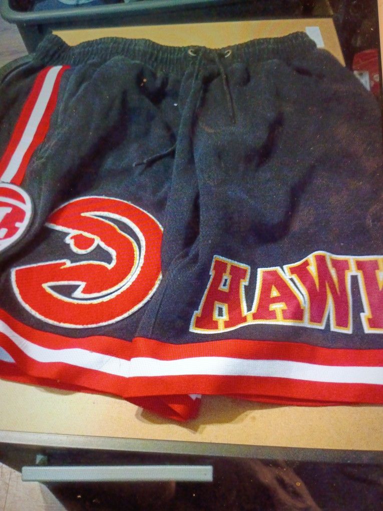 MEN'S ATLANTA HAWKS PRO STANDARD BLACK CHENILLE SHORTS SIZE LARGE