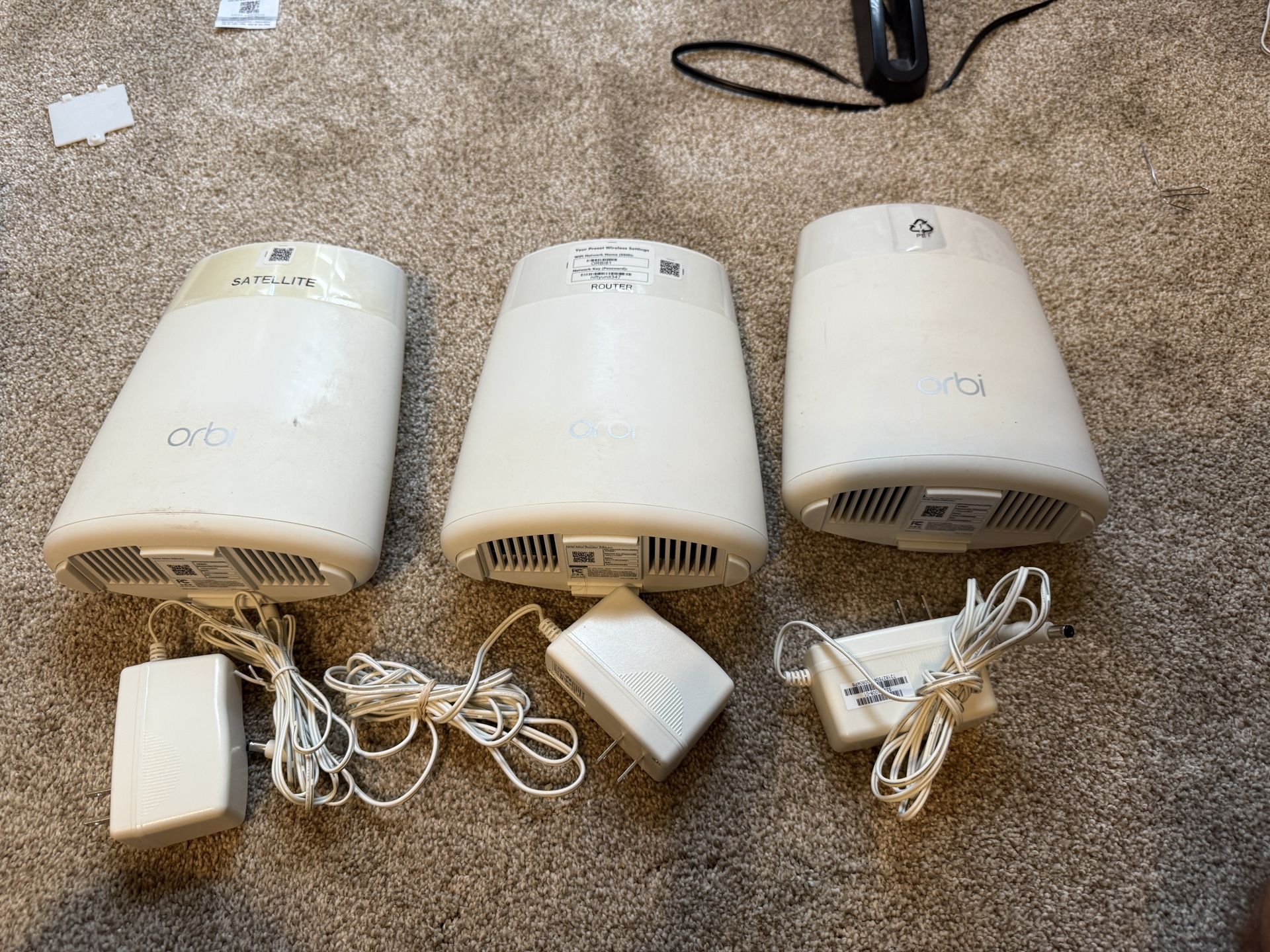 NETGEAR Orbi RBK43 (AC2200) Tri-Band Mesh Wi-Fi System (3-pack RBR40 & 2 x RBS40)