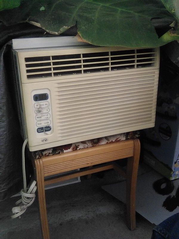 Good Hampton Bay Ac Unit 6,000btu' s Works In Good Working Condition