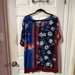 Women’s Size 26 / 28 Long Tunic Length Short  Sleeves.  Color Red, White and Blue. Brand Avenue.  Made of 100% polyester . Preowned Excellent Conditio
