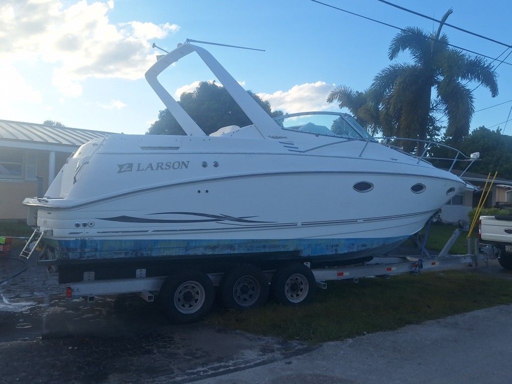 2000 Larson Cabrio Boat