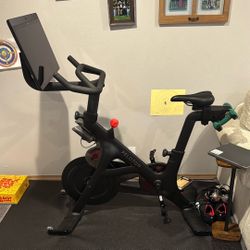 Peloton Bike ( Great Condition)