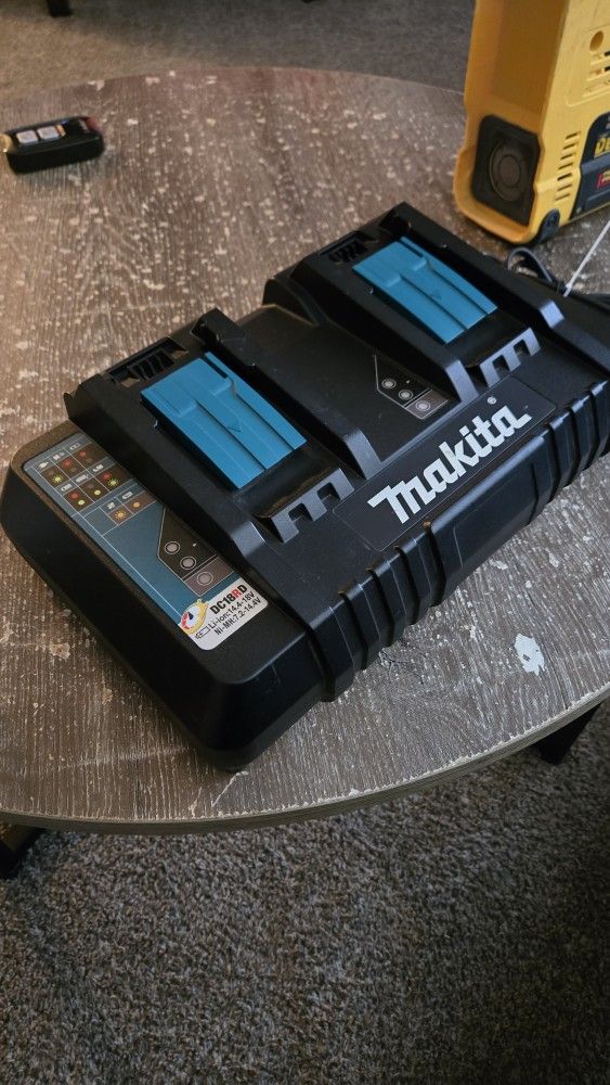 Makita Charger