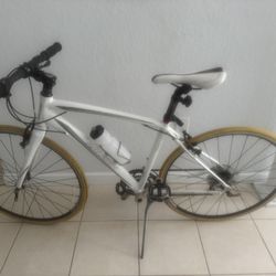 Road bicycle Raleigh  frame 18” in aluminum . Good tires . Good condition .