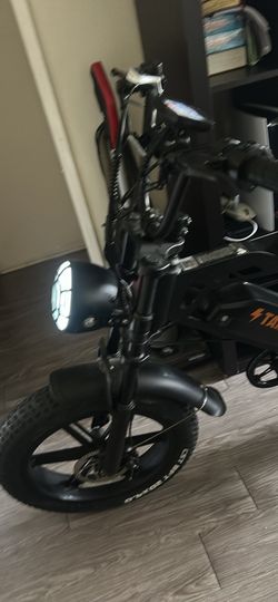 Tamobyke ebike v20 , speed 30 mph , tires are 20x5.0 , comes with charger & keys for the battery