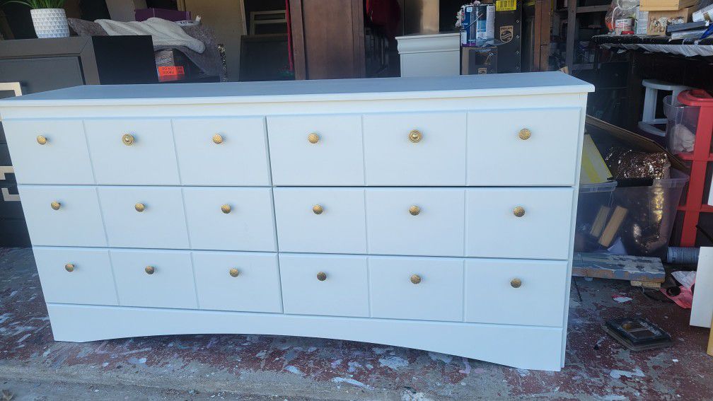 BEAUTIFUL WHITE DRESSER ROLLING DRAWERS OPEN CLOSE SMOTHLY 64X18X33 GREAT SHAPE GOLD KNOBS