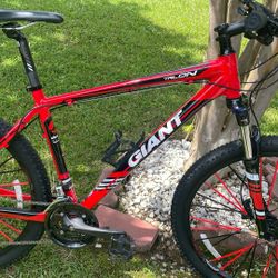 27.5 Giant Talon 4 Mtn Bike 