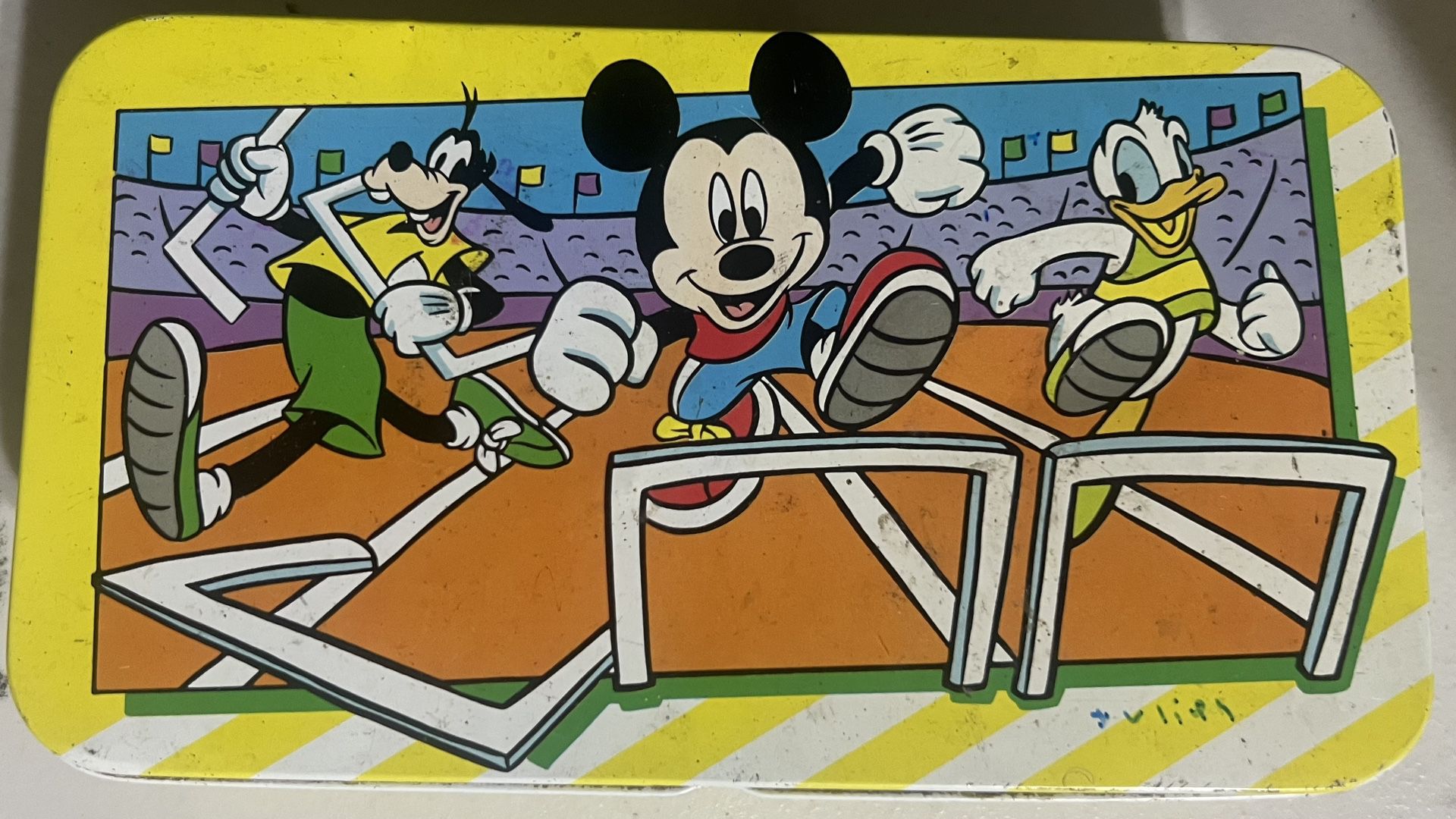 DISNEY PVC Figure Lot Minnie - Mickey - Donald - Goofy + Tin Box Company Tin