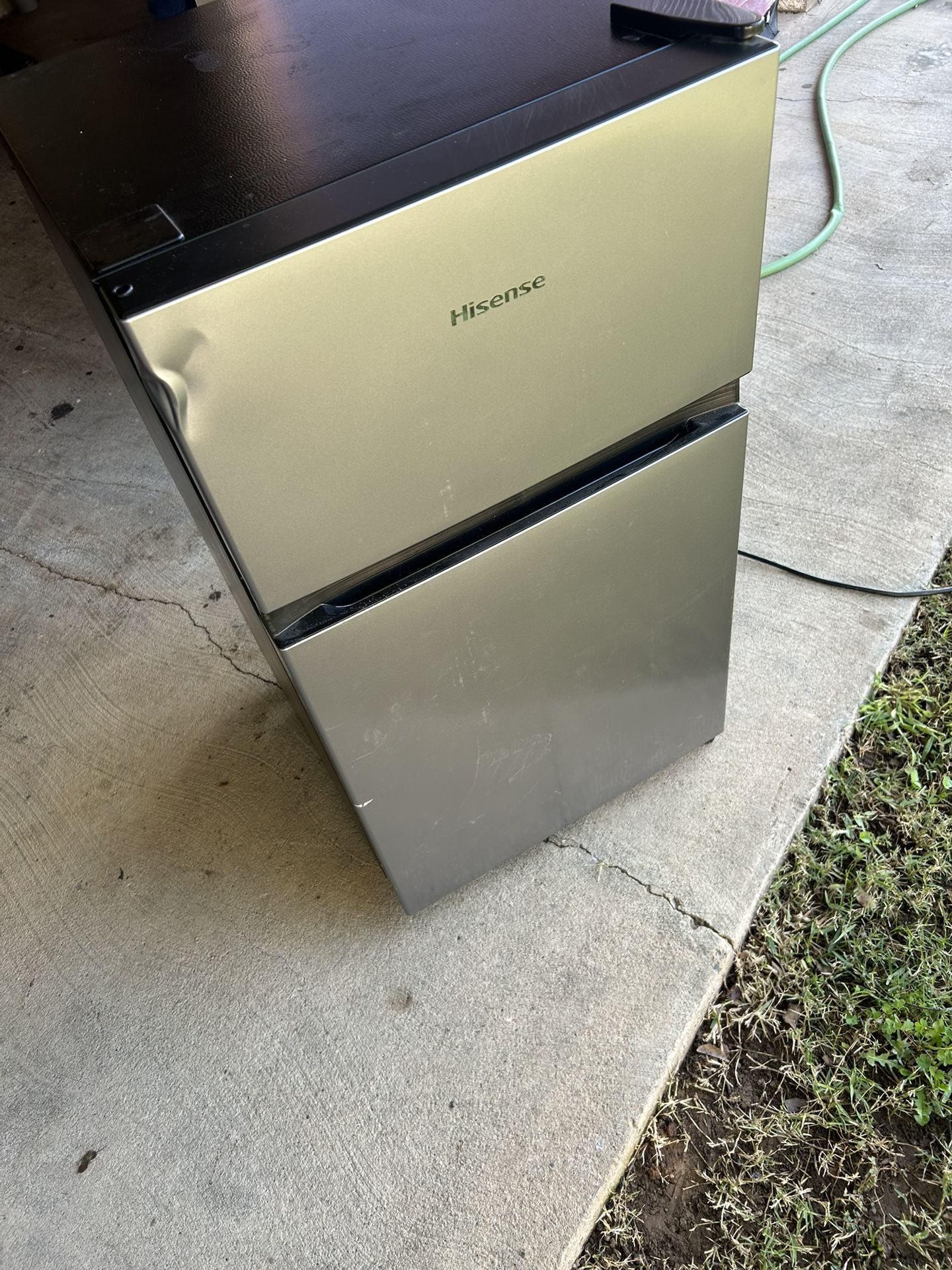 Hisense 3.1-cu ft Mini Fridge with Freezer ( Silver ) ENERGY STAR